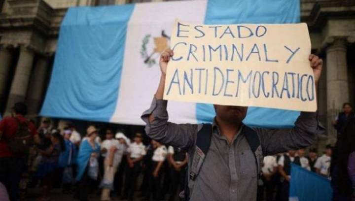 Guatemala, si è arrivati a incendiare il Parlamento: tagli alla sanità, diritti umani e civili ignorati e risposte&nbsp;repressive